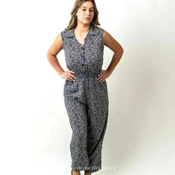 Black & White Ditsy Floral Collared Sleeveless Romper - Picture 4 of 8